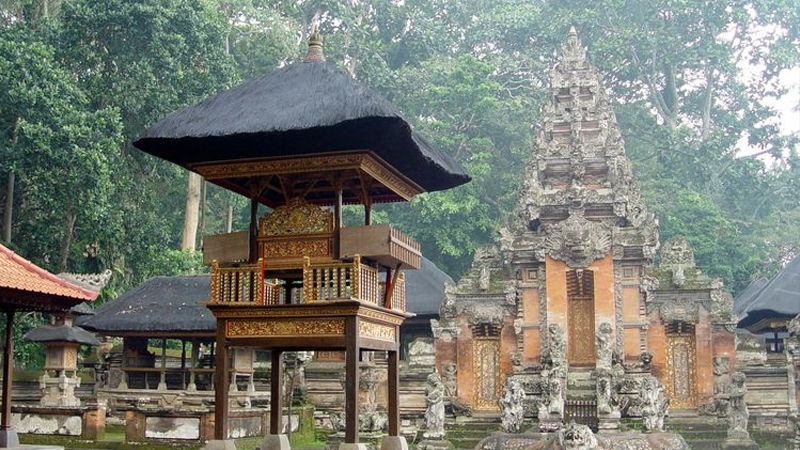 Wisata Budaya di Ubud: Menyaksikan Kehidupan Seni dan Tradisi Bali